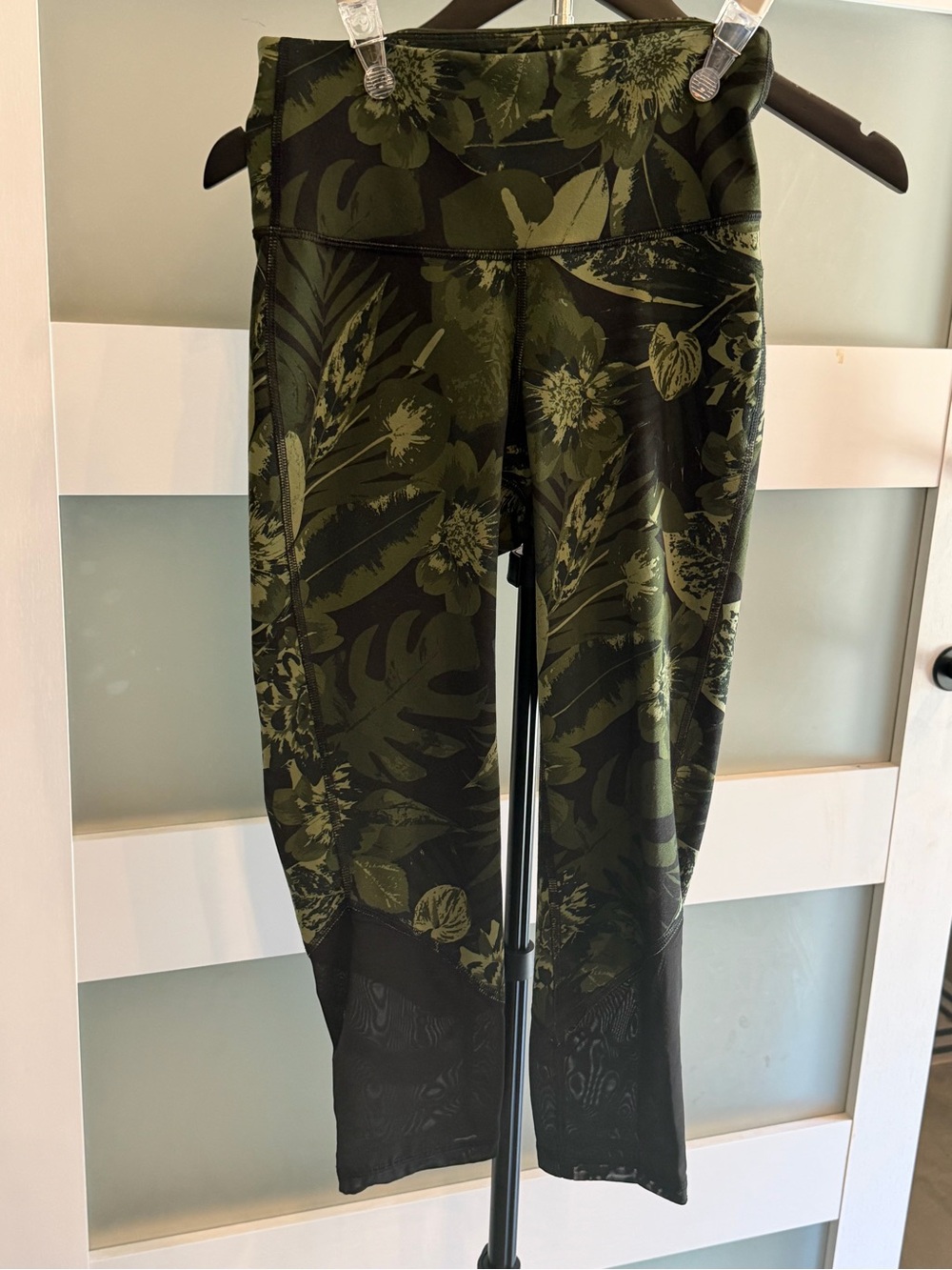Old Navy Olive Green Floral Capri Leggings